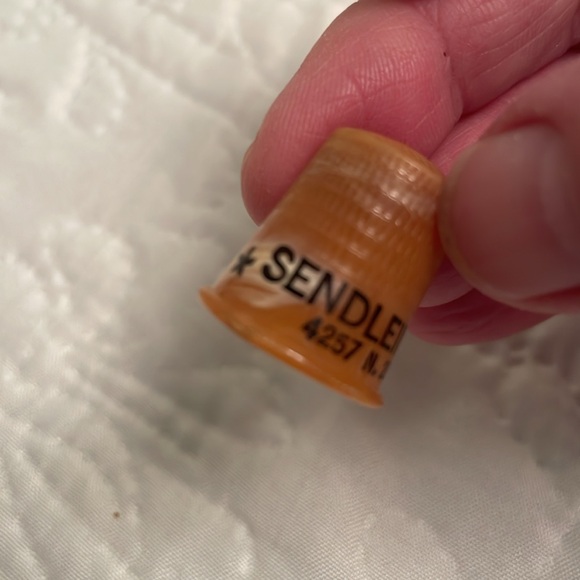 Set of 2 Vintage Plastic Thimbles Collectibles Sewing Supplies - Picture 6 of 12